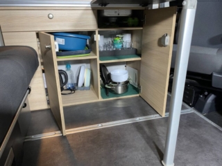 Praktische keuken in de Achterhoeker 2 Smallander camper voor onderweg