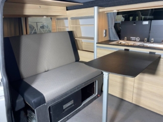 Leefruimte van de Achterhoeker 2 Smallander camper met zitplaatsen