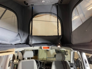 Slaapgedeelte in de Achterhoeker 2 Smallander camper met bed