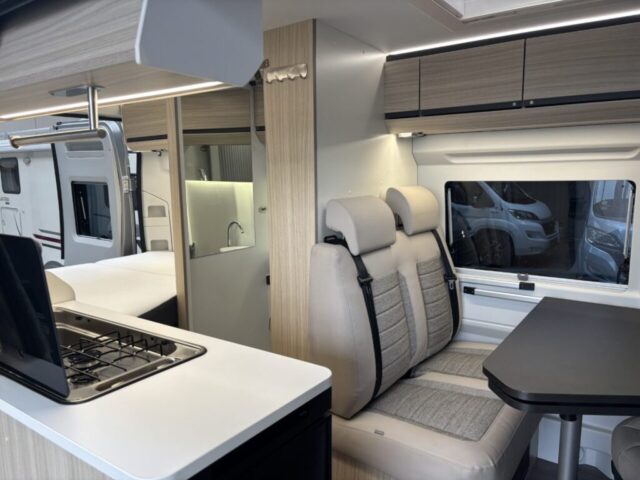 Zitruimte in de Adria Twin 540 camper geschikt om te eten en ontspannen