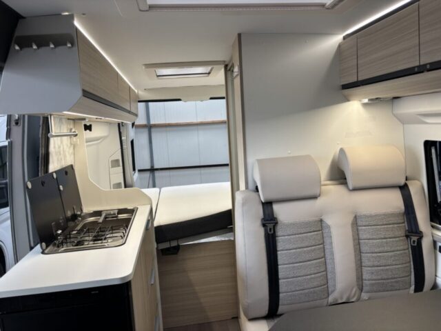 Moderne afwerking in het interieur van de Adria Twin 540 camper