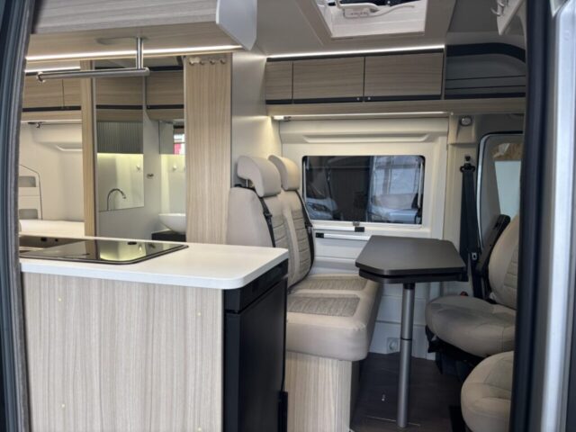 Overzicht van het interieur van de Adria Twin 540 buscamper