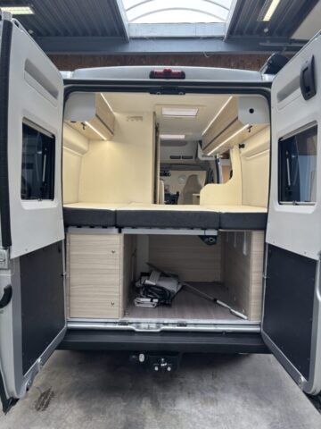 Opbergruimte in de Adria Twin 540 camper voor bagage en kampeerspullen