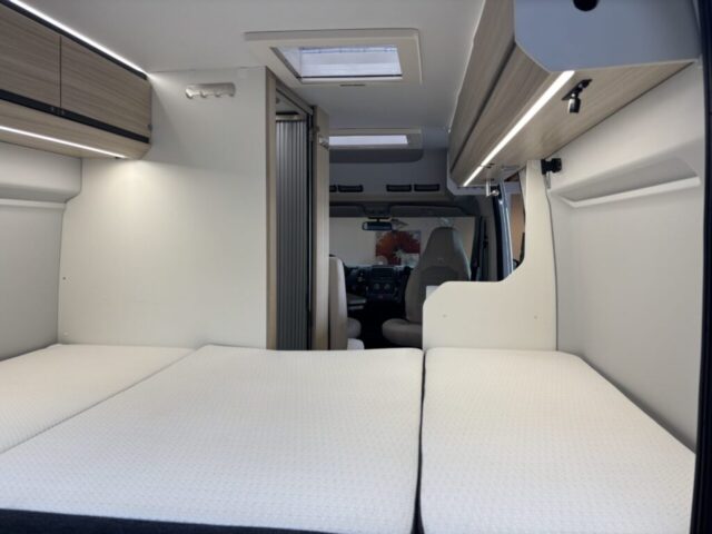 Slaapgedeelte achterin de Adria Twin 540 camper met comfortabel bed