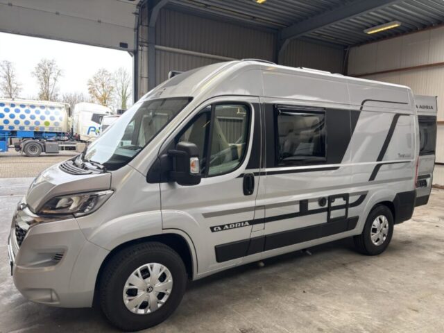 Zijaanzicht van de Adria Twin 540 camper, compact en wendbaar