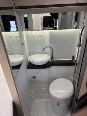 Badkamer in de Adria Twin 540 camper met toilet en douche