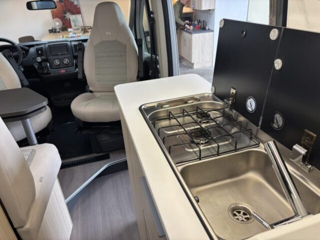 Keukenblok in de Adria Twin 540 camper met kookplaat en spoelbak