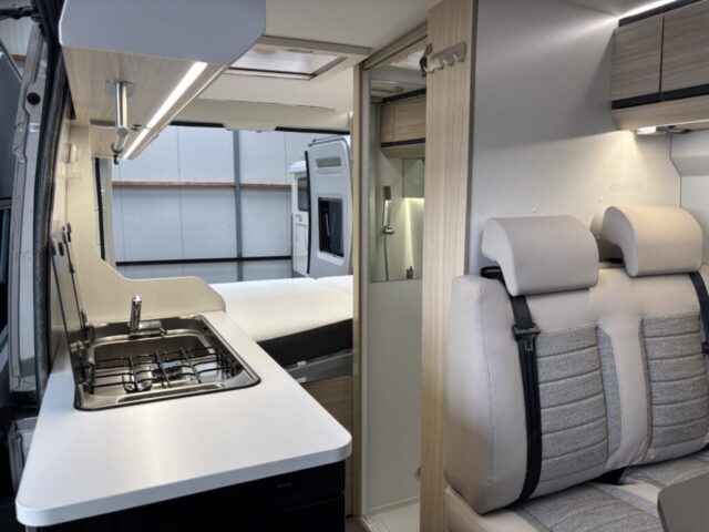 Compacte keuken in de Adria Twin 540 buscamper van BronckhorstCampers