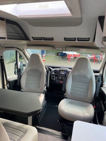 Zitgedeelte in de Adria Twin 540 camper met draaibare voorstoelen