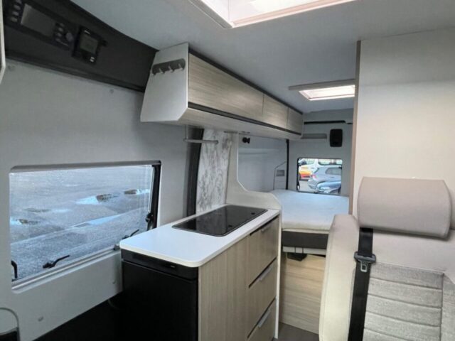 Camperkeuken van de Adria Twin 540 met opbergruimte en werkblad