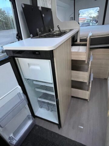 Keukengedeelte van de Adria Twin 540 camper met koelkast