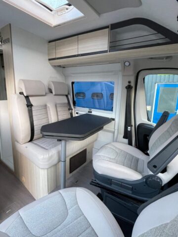 Gezellige eethoek in de Adria Twin 540 camper van BronckhorstCampers