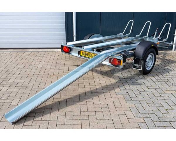 Motortrailer met goot